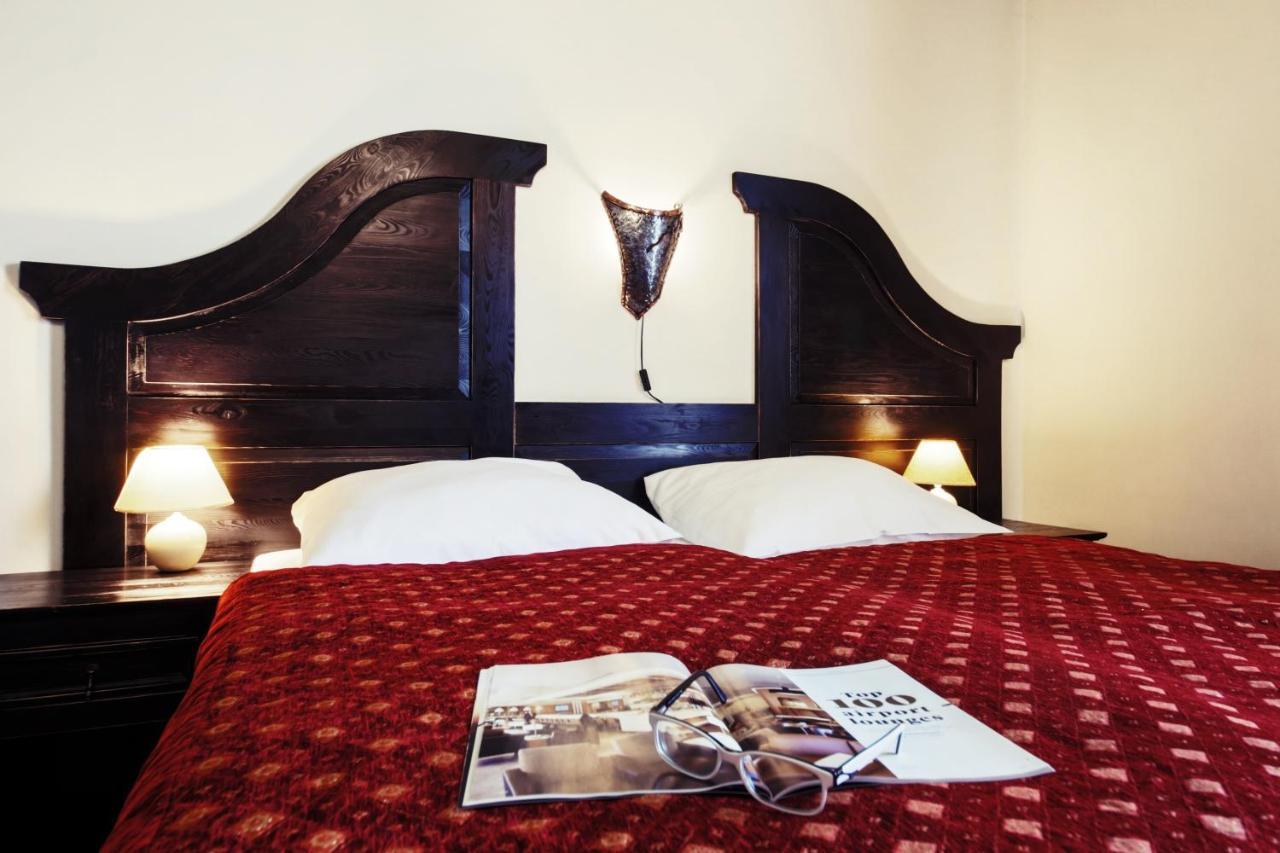 Hotel Kasztel Rzezawa Luaran gambar