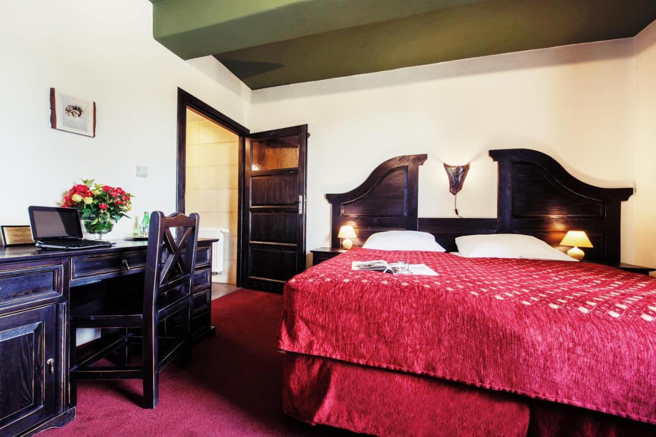 Hotel Kasztel Rzezawa Luaran gambar