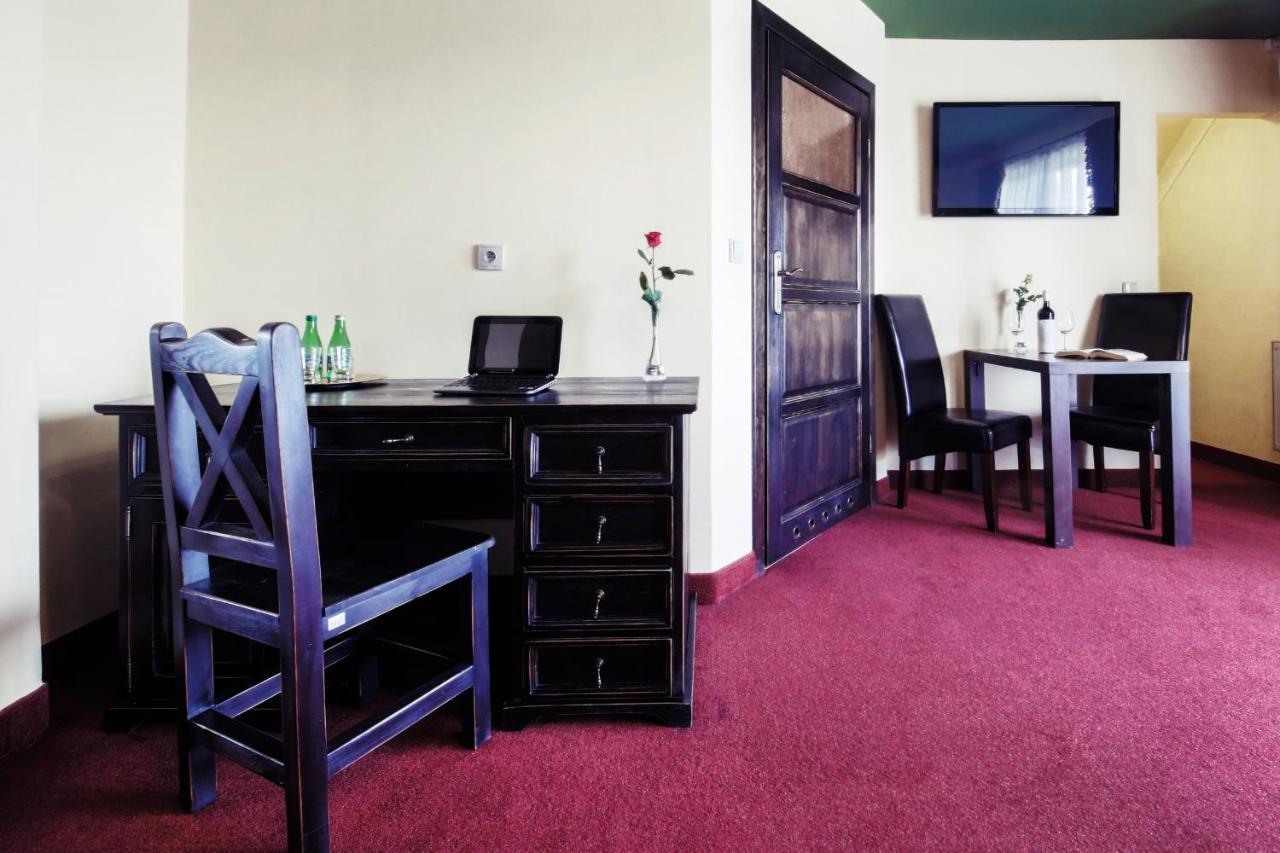 Hotel Kasztel Rzezawa Luaran gambar