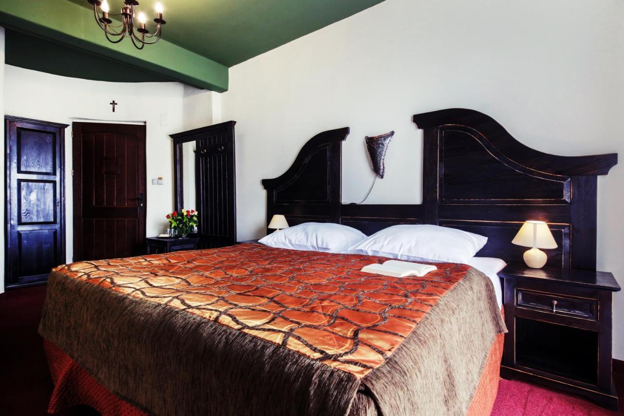Hotel Kasztel Rzezawa Luaran gambar