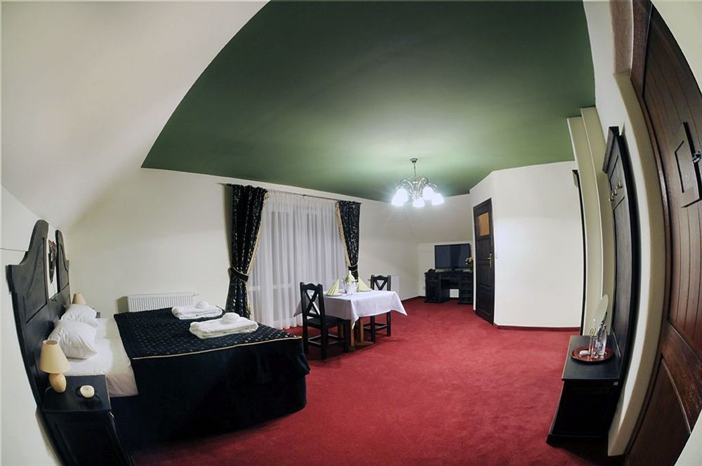Hotel Kasztel Rzezawa Luaran gambar