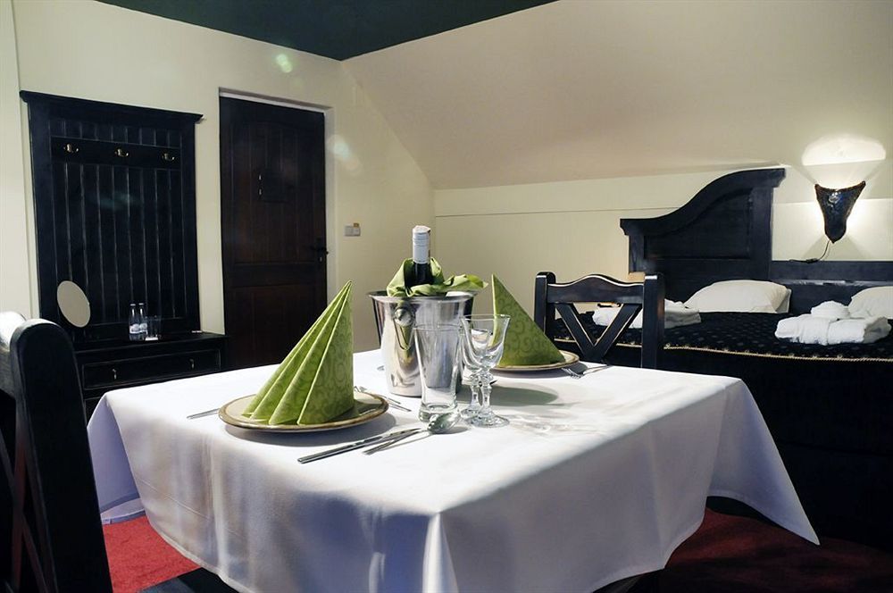 Hotel Kasztel Rzezawa Luaran gambar