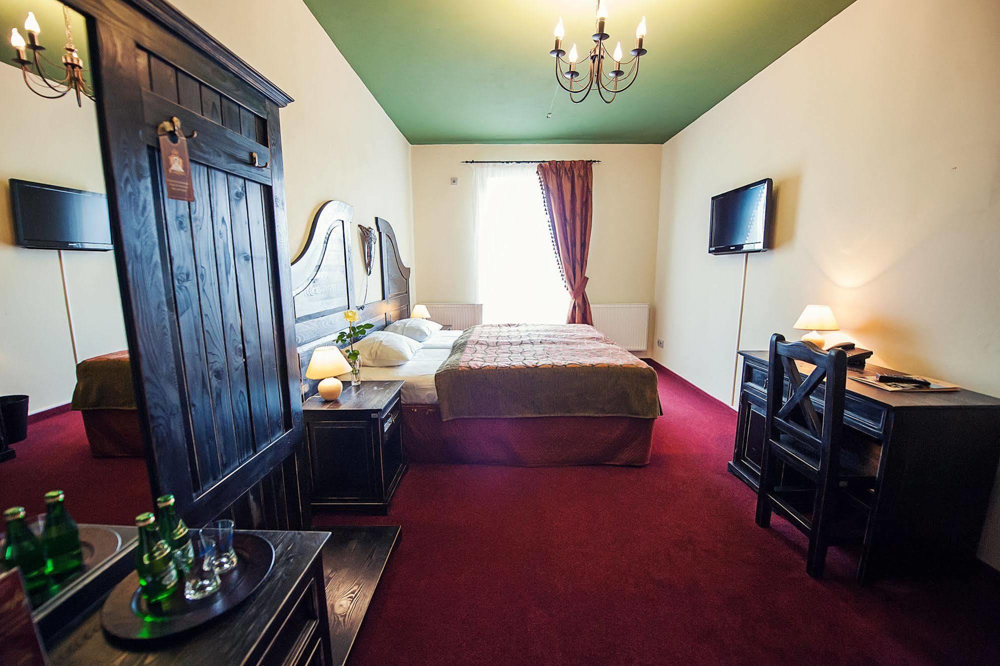 Hotel Kasztel Rzezawa Luaran gambar