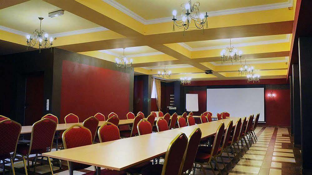 Hotel Kasztel Rzezawa Luaran gambar
